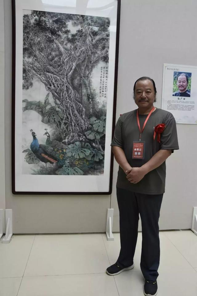 孙广田先生与参展作品合影▲关尚卿先生与参展作品合影▲吴柳东先生