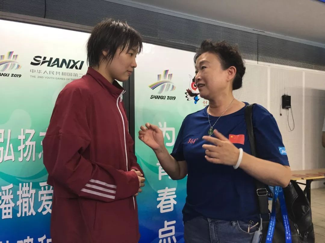 赛后,叶瑾与蔡沐珂击掌庆祝,她对蔡沐珂说:"今天你表现得非常好!