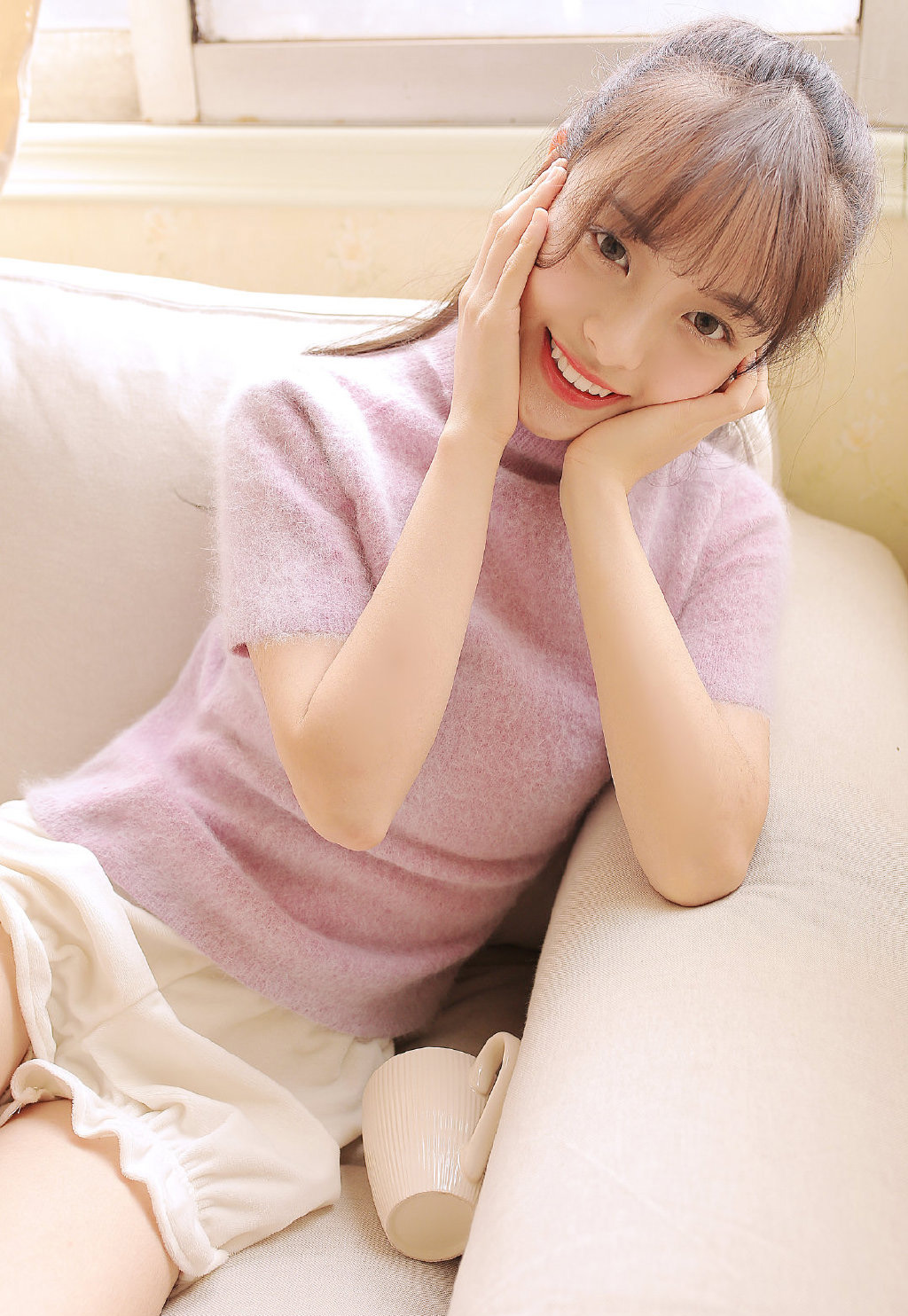 性感美女时尚写真空气刘海笑容甜美短裤长腿清纯可爱养眼迷人