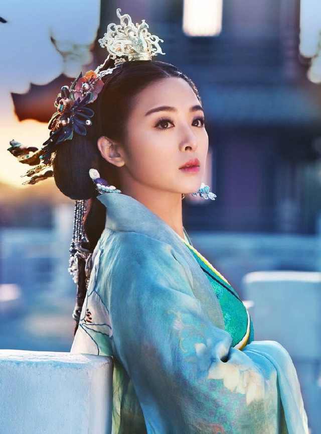 她是歌坛甜美女神,认刘德华做干爹,如今出演《知否》跨界成名?_张含韵