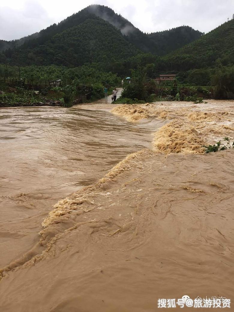 广东江门台山市端芬镇凤凰峡旅游区有游客在漂流过程中遇山洪暴发