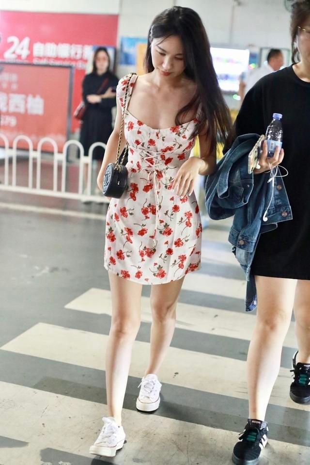 原创李菲儿穿碎花连衣裙沙漏型身材一览无遗网友臀与腰围比例完美