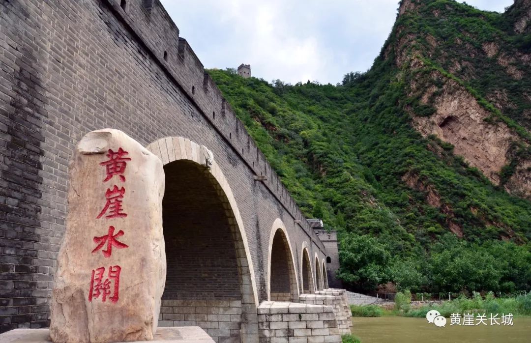 水关长城始建于明永乐年间,1992年重修,上建雉堞马道,下设五孔水桥洞