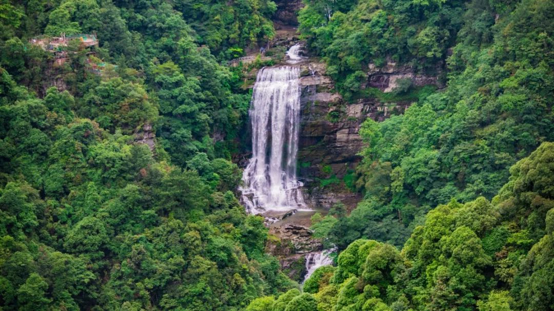 雷公山因夏季雷震频繁而得名,其内有著名的响水岩瀑布.