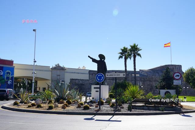 休达市中心距离海边港口步行约需20分钟,曾经复杂的历史带给了这座