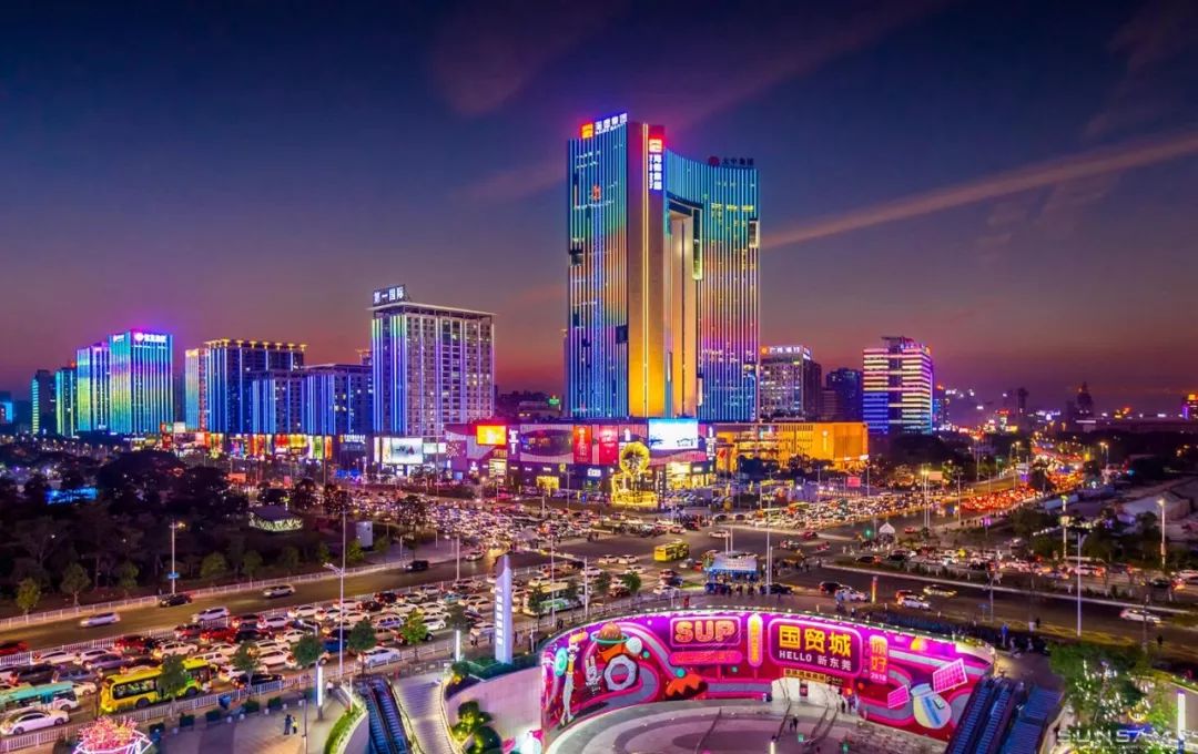沿着东莞中心广场(市民广场),在市区看夜景