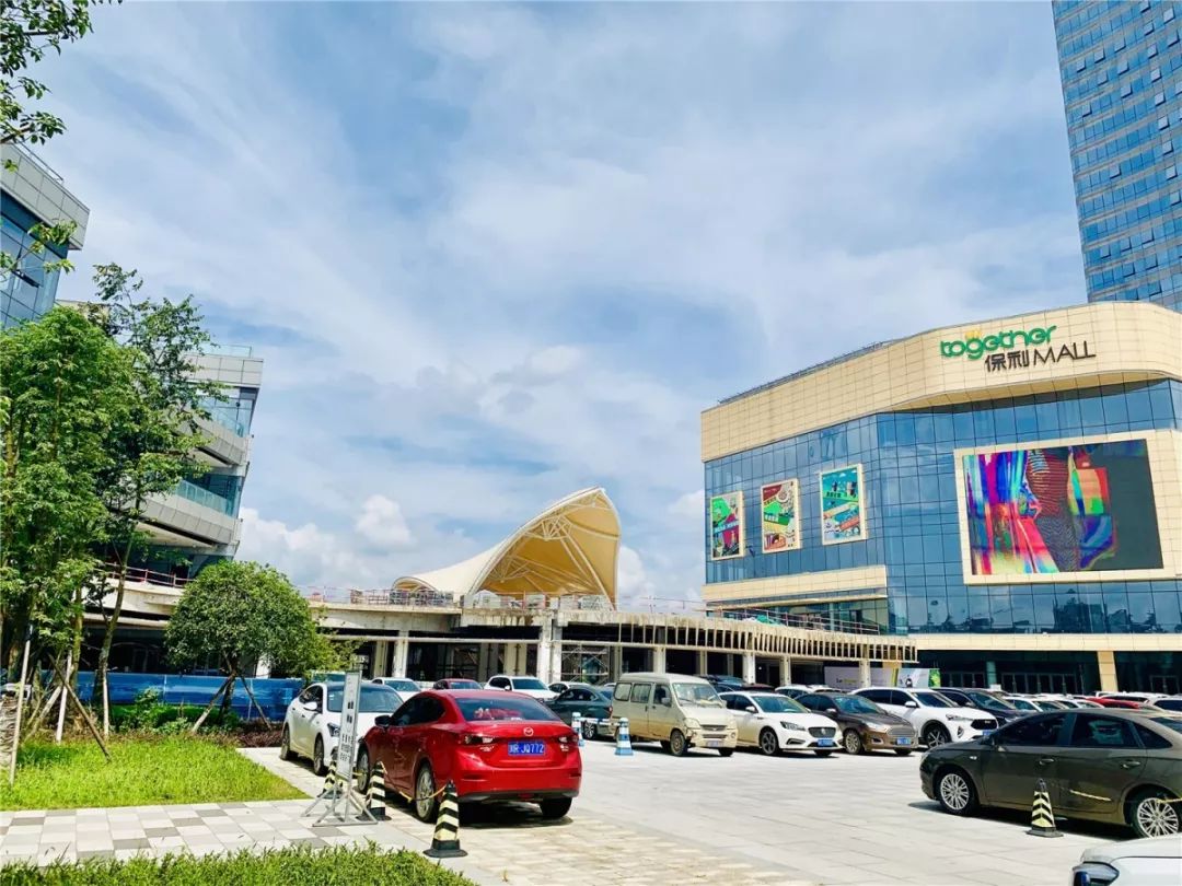 保利mall与金街之前的装饰造型