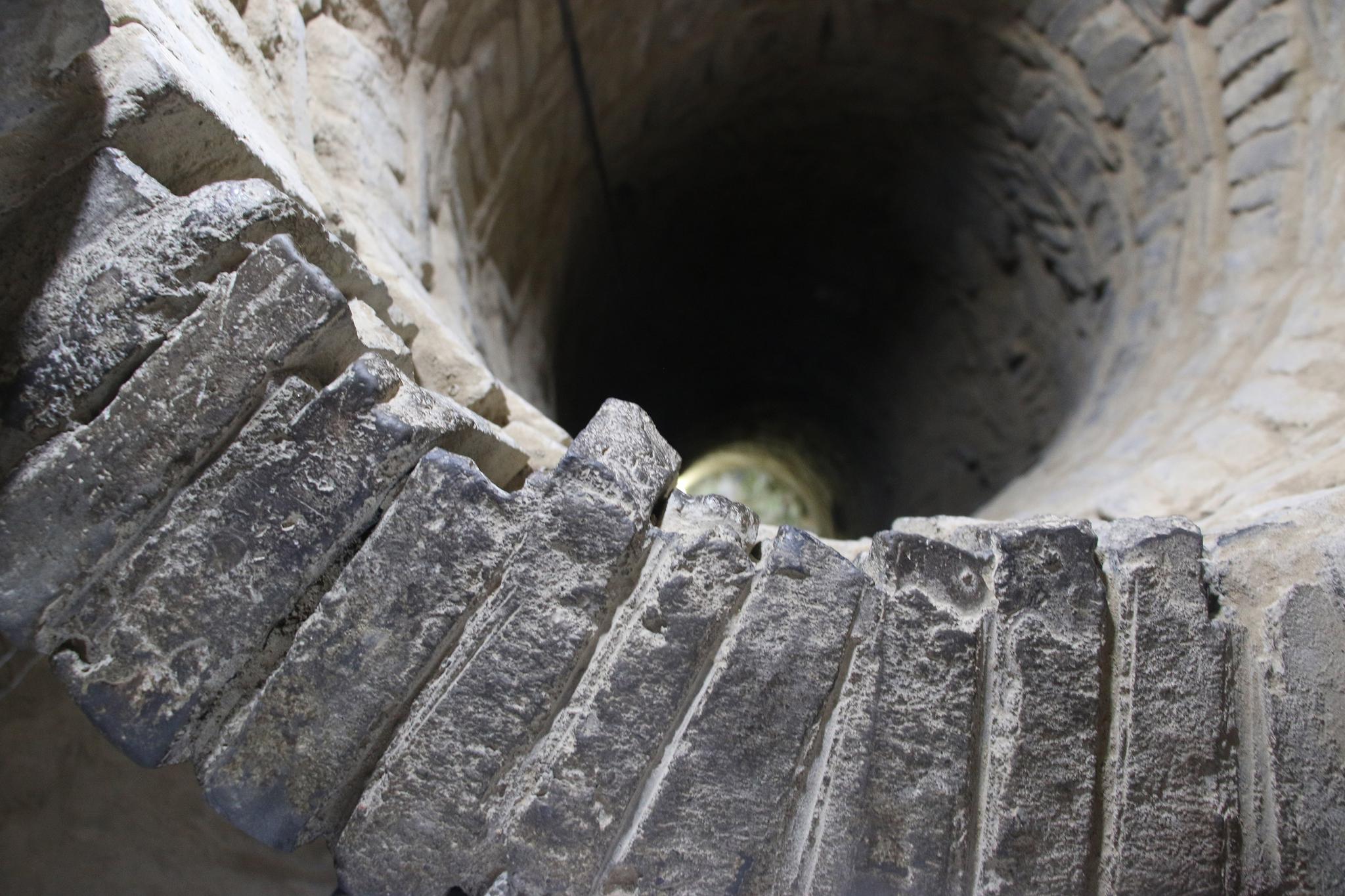 井结构为上窄下宽,外形呈一篆书的"玄"字,因此也称为玄井,又叫伏鬼井