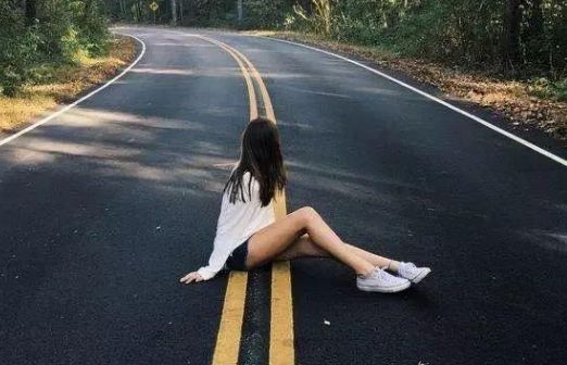 青海多个景区游客坐路中拍照.