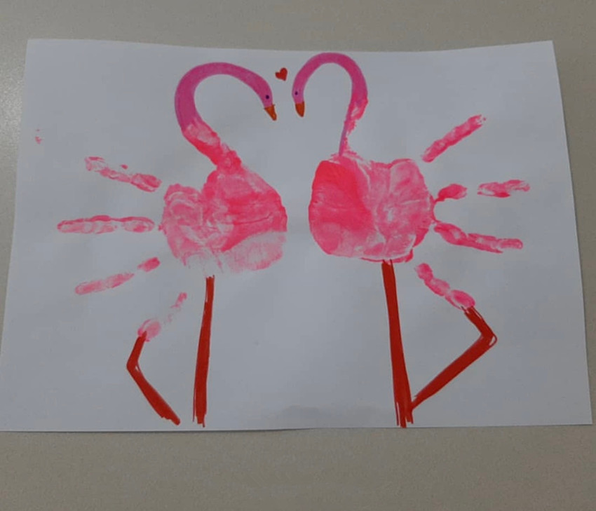 幼儿园亲子作业:小手掌变身创意满满的画展,网友:真是大开眼界