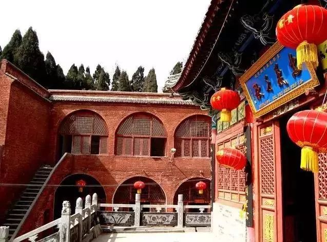龙兴寺原名金龙禅寺,总占地面积四百六十多亩, 主要建筑有山门,关公殿