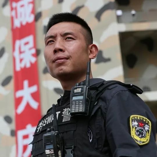 ▼——李建华的故事这位成都市公安局特警支队"黑豹突击队"大队长投妹
