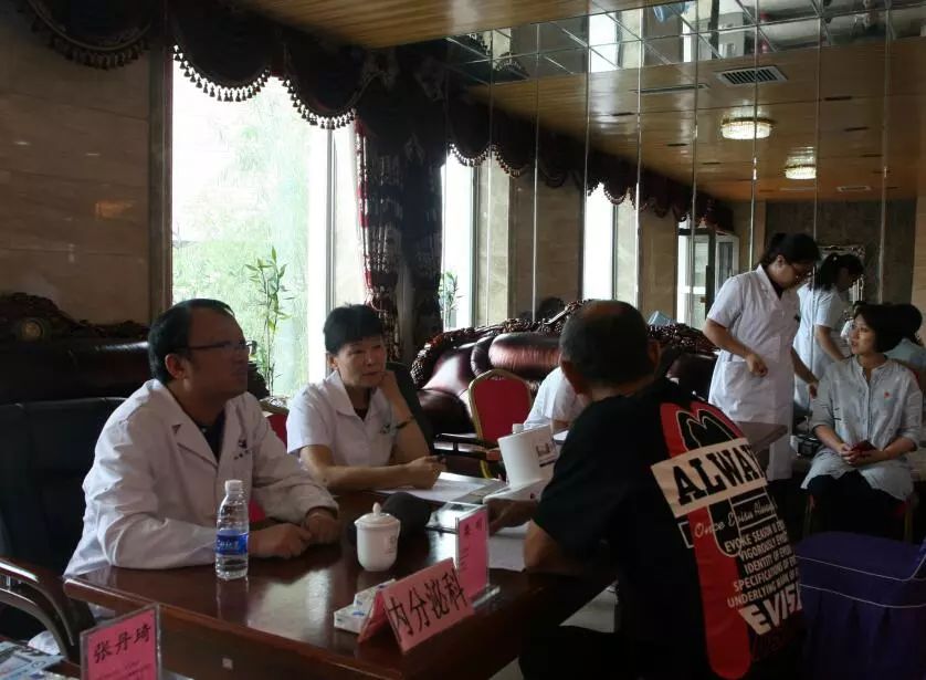 娣医生询问患者病情孙莹护士长为患者涂抹全蝎膏景区的一名工作人员