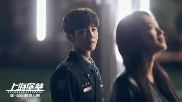 鹿晗高烧39度穿“睡衣”受采访，坦言《上海堡垒》最困难的是文戏