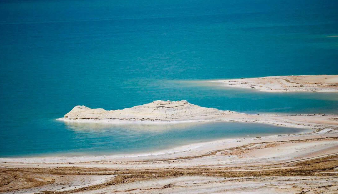 死海湖岸cs95停在约旦一侧 对岸就是以色列死海位于以色列和约旦之间