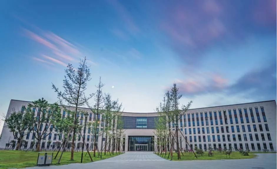 成都理工大学图书馆是以地学,能源,环境等学科信息资源为明显优势,以