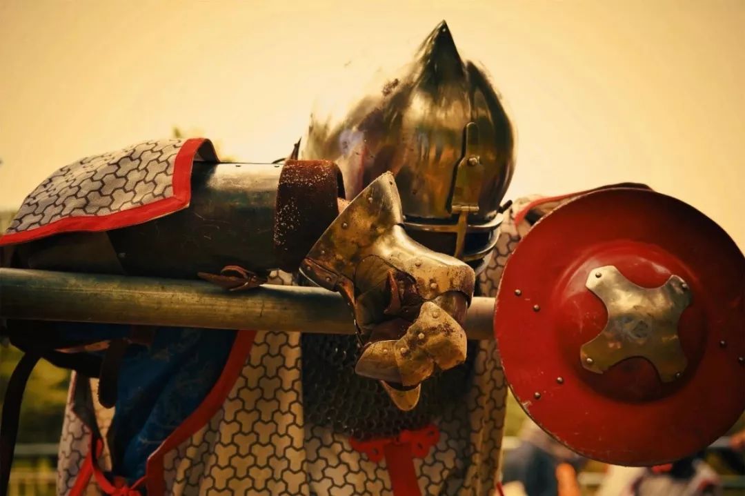 重甲,大刀,盾牌……冷兵器时代的真实画面,在虎贲骑士团得以还原.