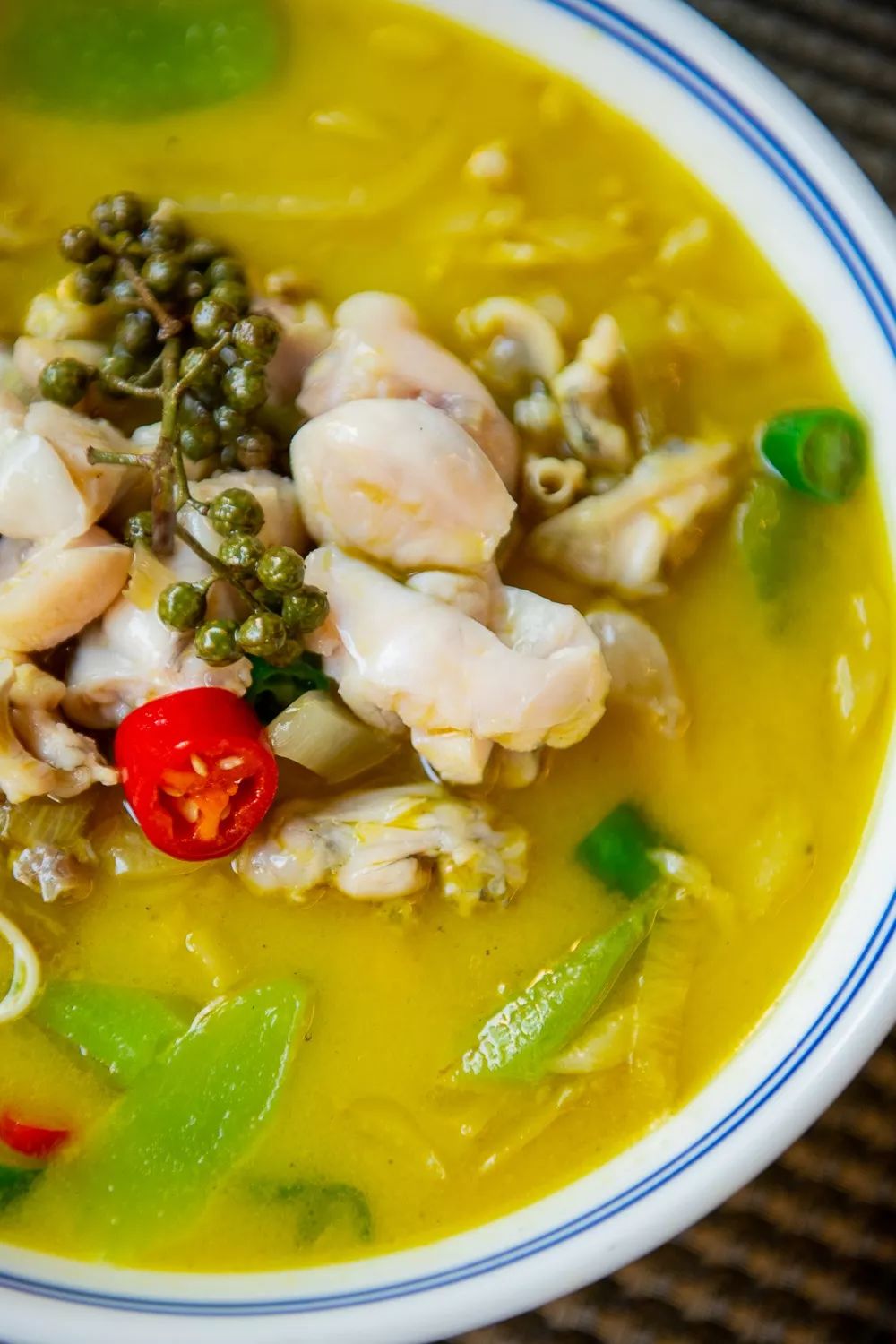 藤椒牛蛙面趁热将三虾浇头倒进面里,均匀搅拌,浸透汤汁的面条,吃起来