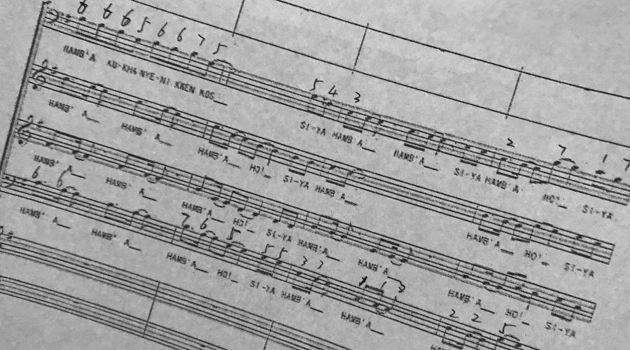 都慢的离情娓娓道来;有《在森林的那一边》,《siyahamba》等外语经典