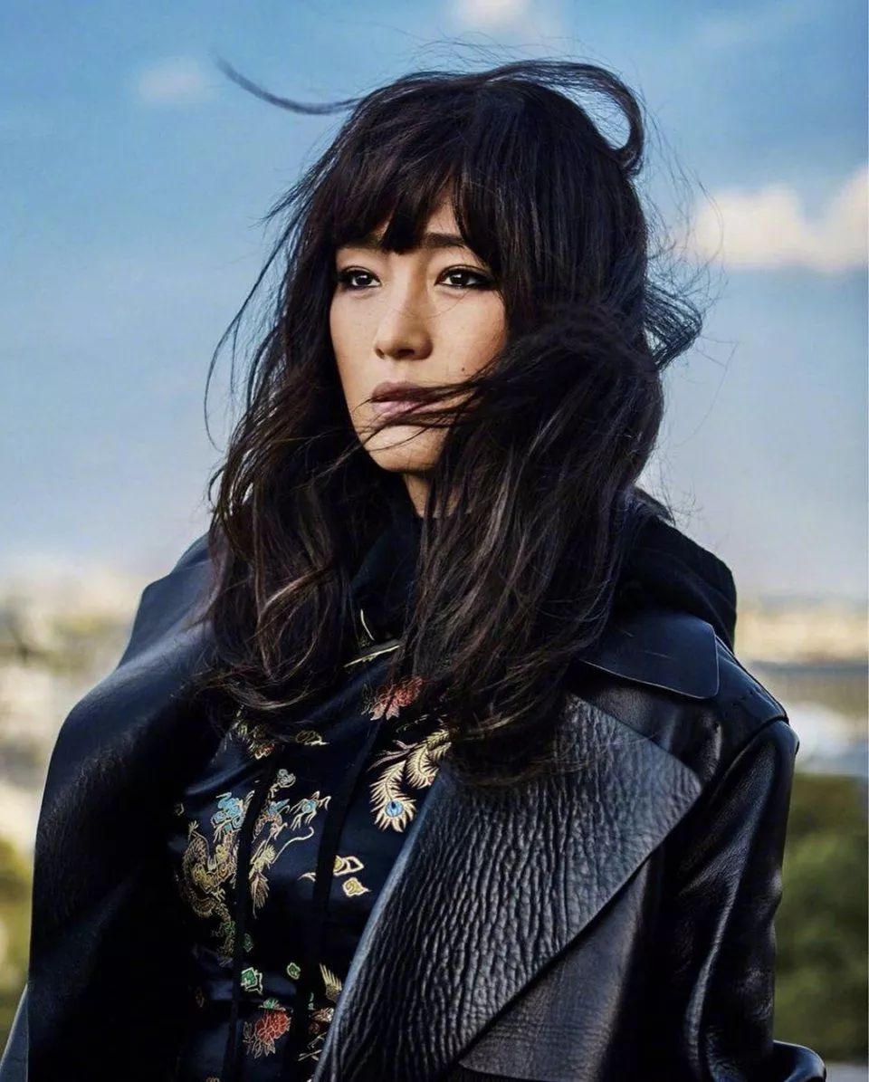 巩俐杂志封面硬照的背后:工作人员心里的苦水,花四小时也吐不完