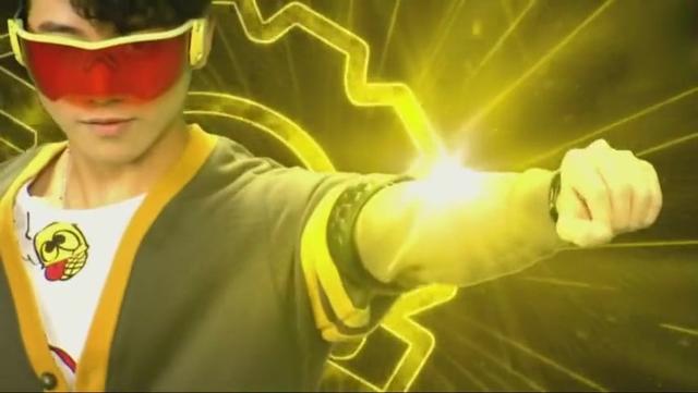 巨神战击队黄擎卫黑爆卫变身营救