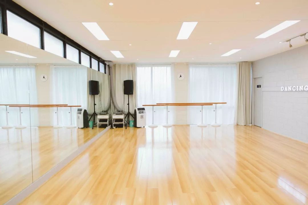 舞蹈装备不仅齐全有质量而且安全有私密性每个人都有一个小保险箱放