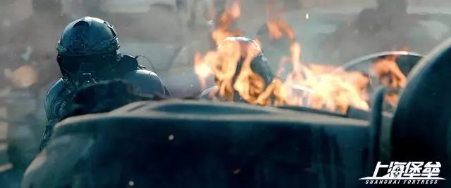 鹿晗高烧39度穿“睡衣”受采访，坦言《上海堡垒》最困难的是文戏