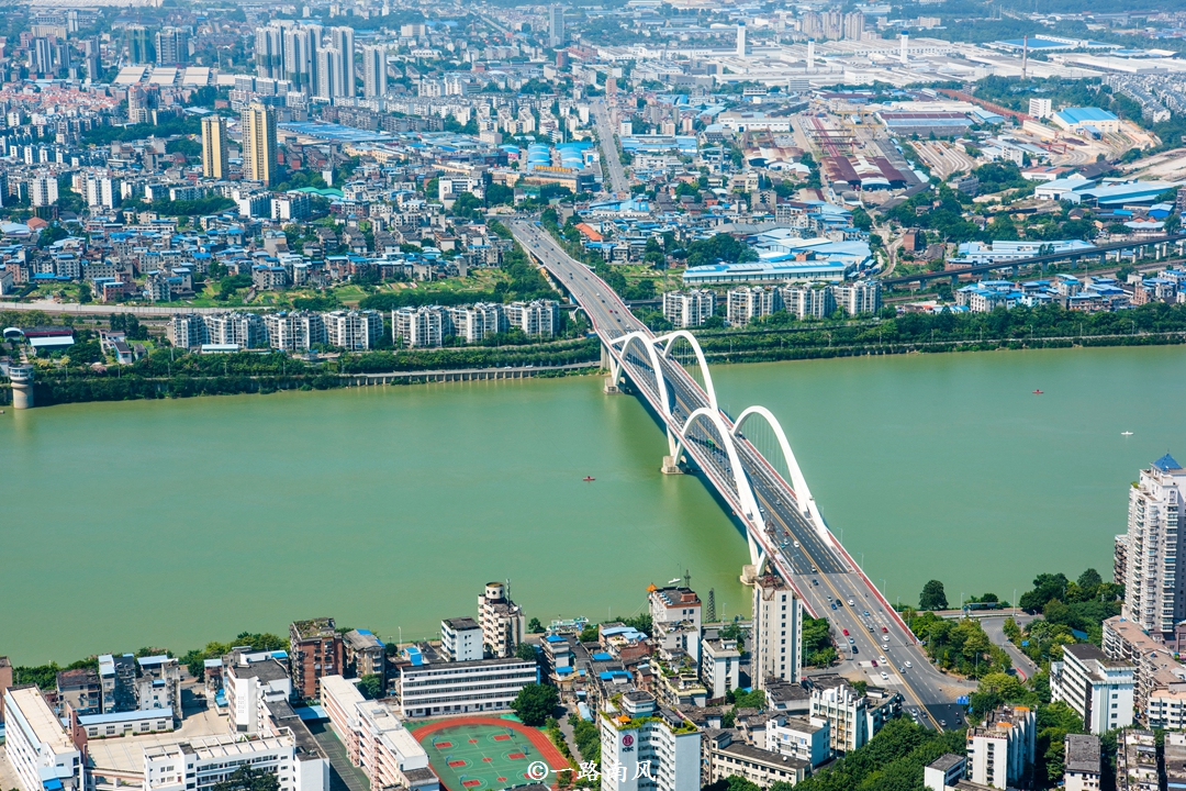 广西第一工业城市,经济曾经好过南宁,现为三线,长年游客稀少!_柳州