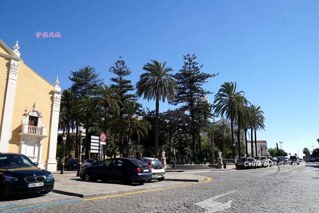 休达市中心的主街两旁遍布店铺,建筑上方装饰着4条龙的"龙之家(house