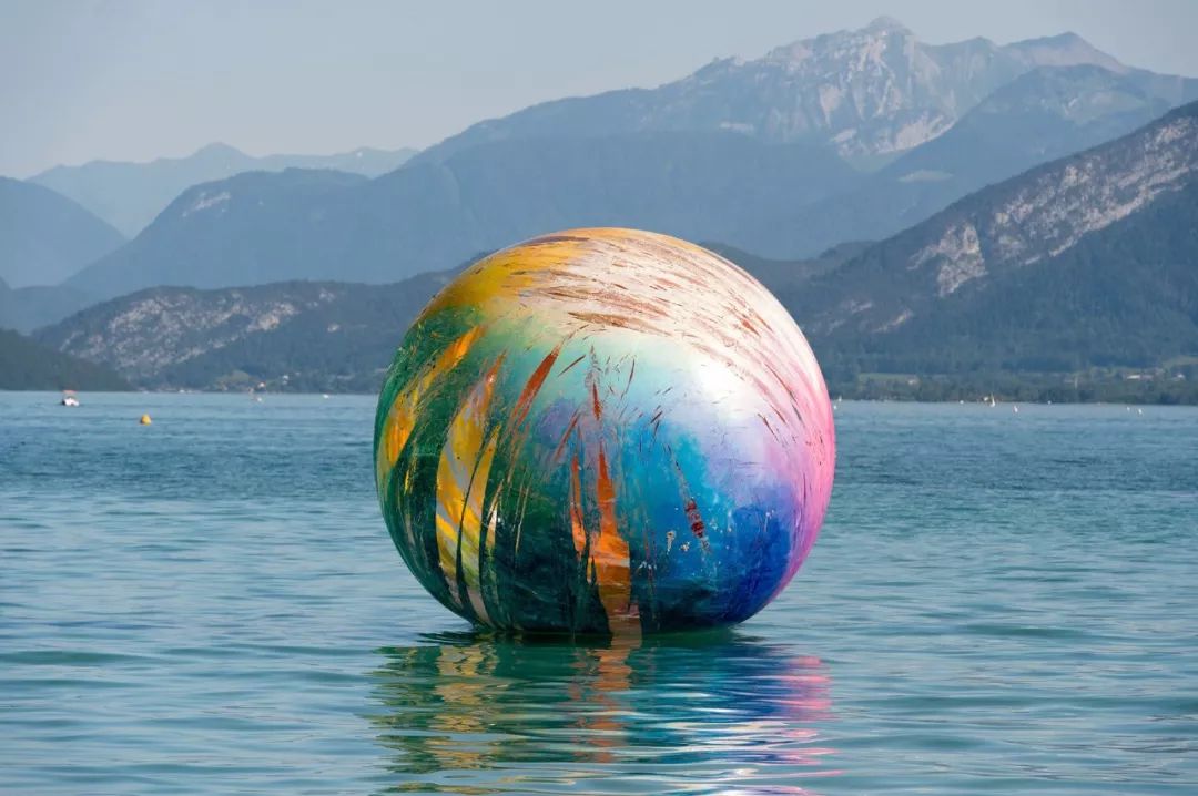 色彩魔术吸睛的彩虹景观装置