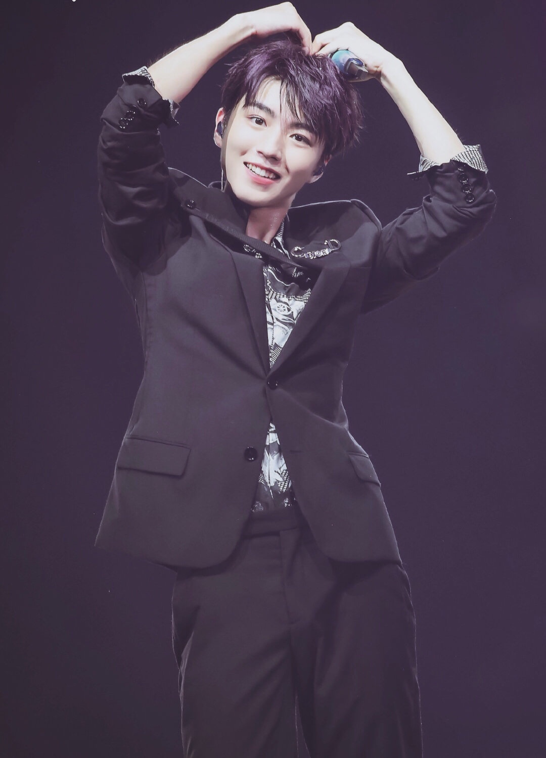 王俊凯演唱会唱跳solo 展露舞台王者风范_舞蹈