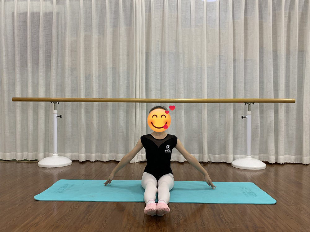 67艾莎同学小课堂地面搬腿训练方法超详细的呦附图示