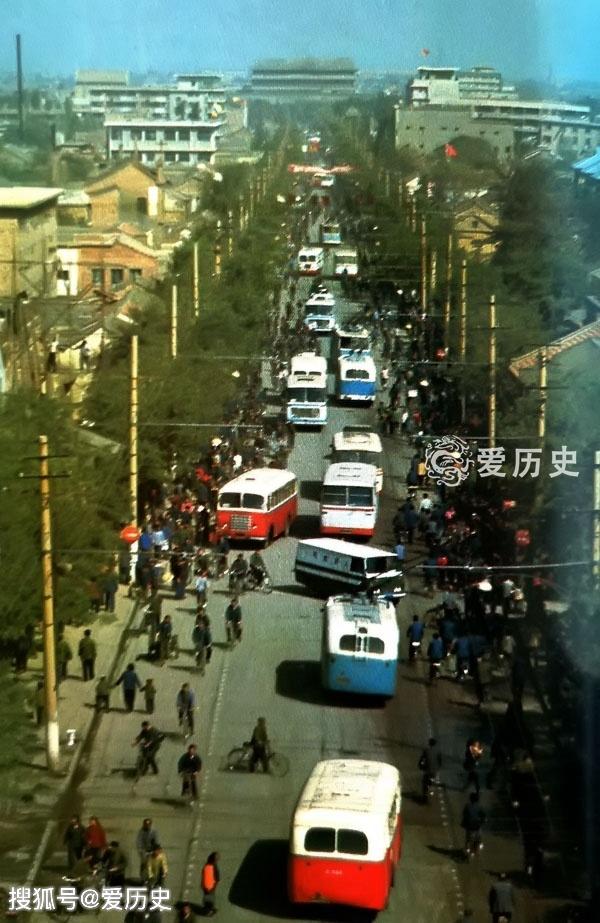 原创1979年西安老照片明代城墙下的新生活门市部透着时代气息
