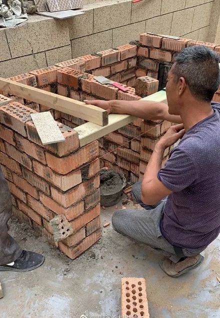 狗窝的主体是水泥砌成的屋顶还种了草用来绿化和降温有网友觉得这样很