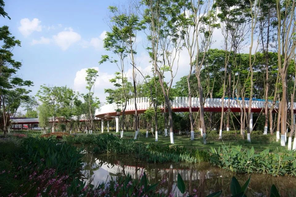 对自然的隐忍介入成都鹿溪智谷云廊四周建筑