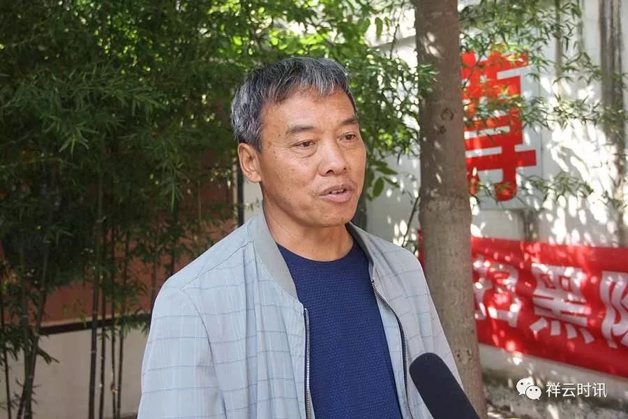 杨佳祥今年55岁,与白安珍共事15年了,他说"白校长热爱教育事业,热爱