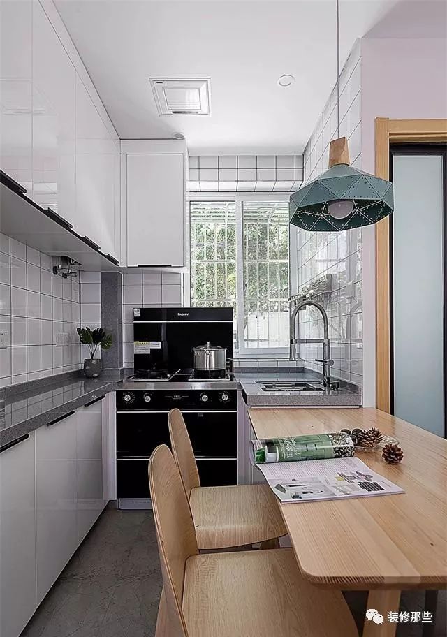 在厨房燃气灶的一侧设计了一个大窗户,让厨房的整体采光特别的好,采用