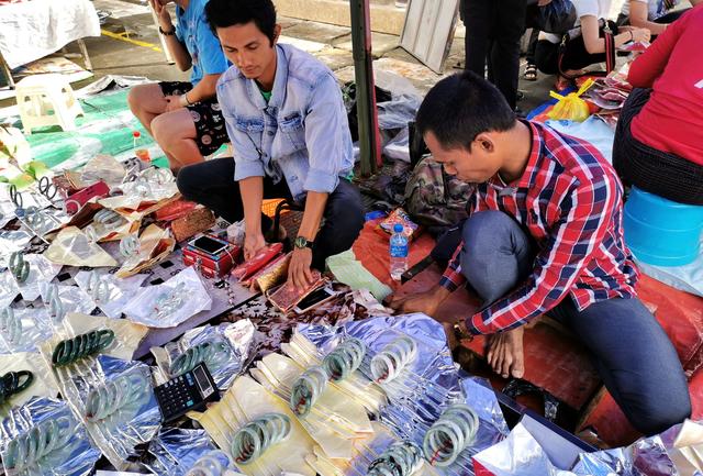 原创玉器市场上缅甸人100元卖翡翠手镯,中国商贩说不敢卖这种便宜货