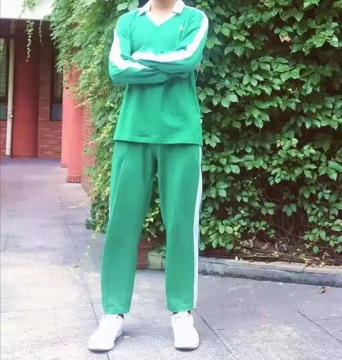 长裤;短裤备用),校运动鞋服装要求:8月17日中午回到执信中学就餐