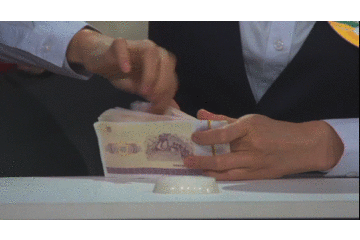 她会15种花样点钞技法还打破30秒蒙眼点钞世界纪录