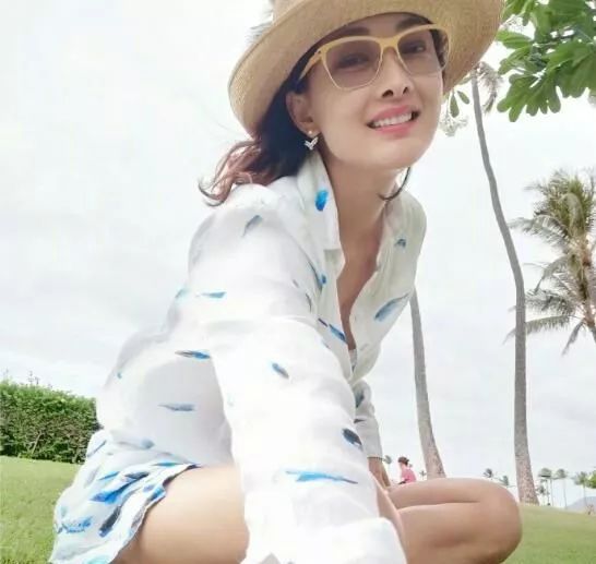 牛莉老了还靠身材火一把,晒素颜照清纯,比闫妮真实!