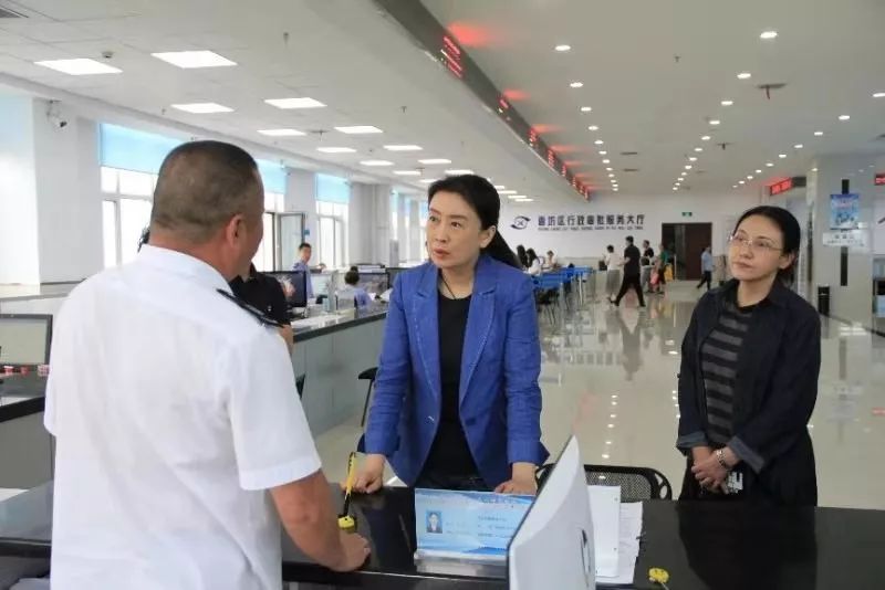 姜晓宁深入民生大厦政务服务大厅调研体验服务流程