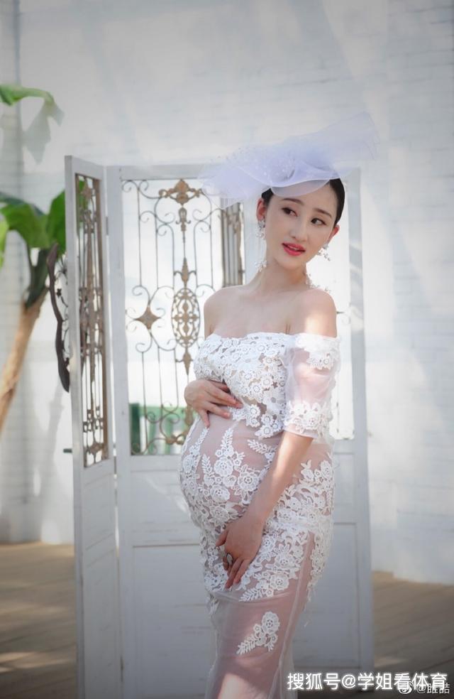 27岁奥运冠军即将当爹,才结婚半年,美女妻子孕肚已很大_陈定