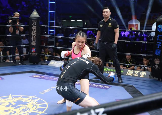 连续三次终结,不是ko就是降服,格斗美女创下mma五连胜!