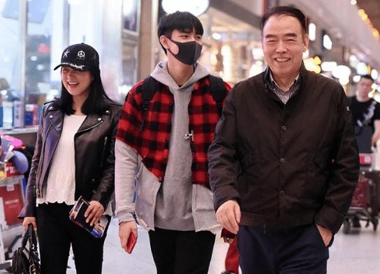 原创欧豪刘昊然陈飞宇为陈凯歌庆生陈飞宇不喊爸爸喊导演很俏皮