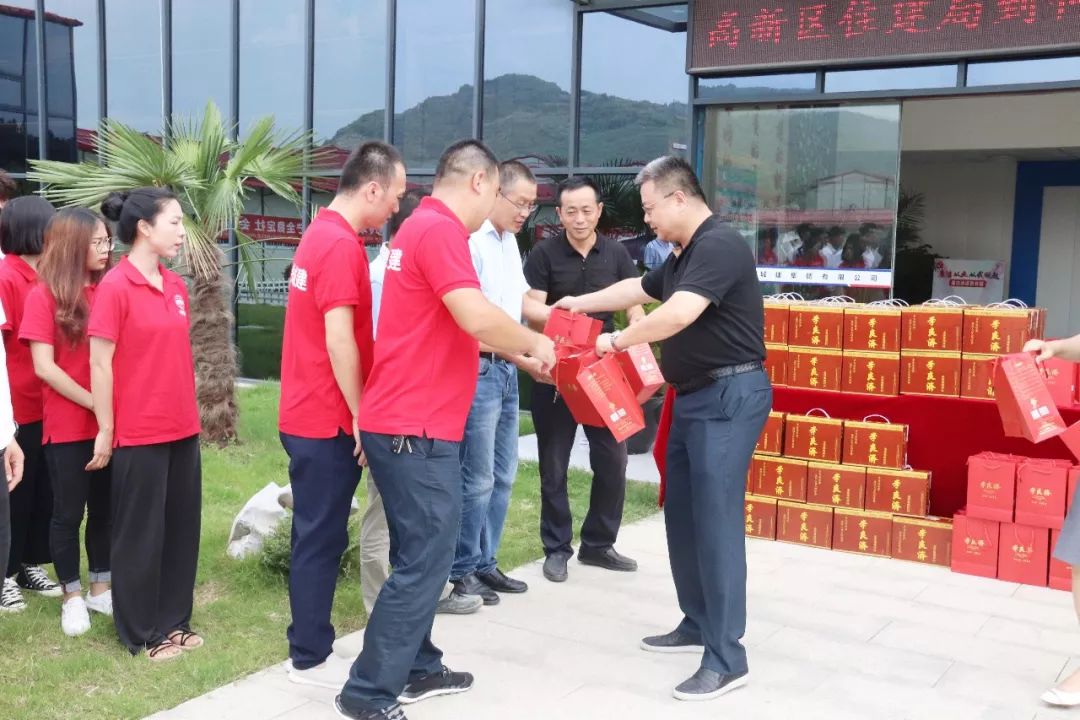 开展"送清凉"活动沈明生一行到苏州何山路项目74(供稿 董晓舟)为做