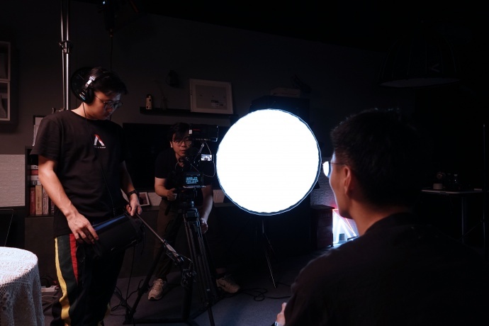 2.辅光 ls c120t   light dome mini ii位置:人物后方,倾斜向下打光.