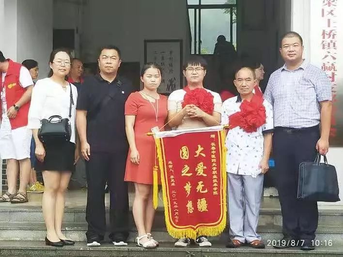 李开良与父亲和老师合影找到亲生父亲非常高兴,我不