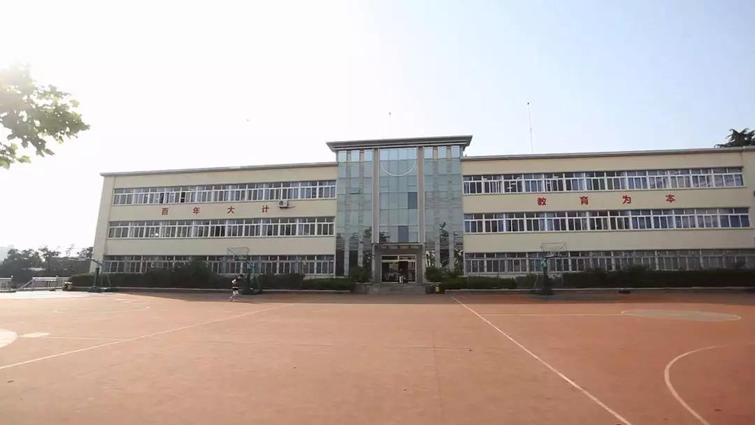 山东省青岛第十七中学创建于1954年,1961年被评为省重点中学,1996年被