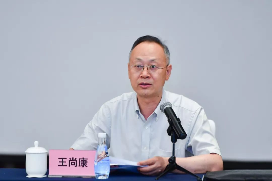 全国工商联会员部部长张新武宣读了关于增补青委会副主任,委员的决定